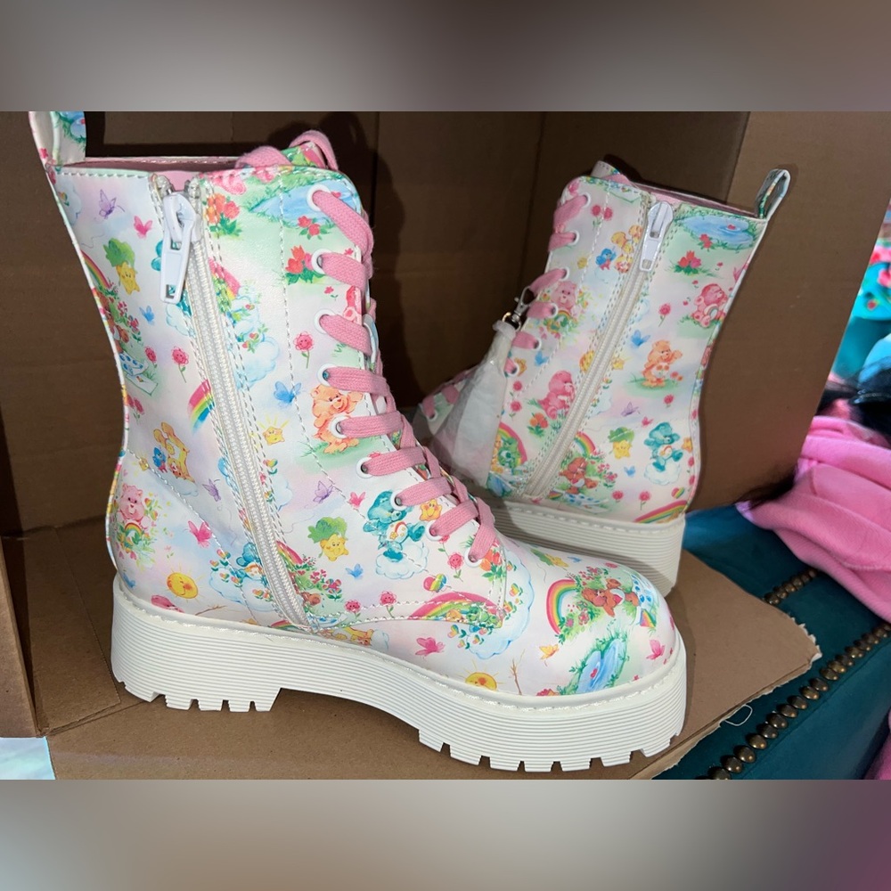 π π» ππΈ NWT HAPPY STEPS COMBAT BOOT
DOLLS KILL X CARE BEARS - Picture 4 of 7